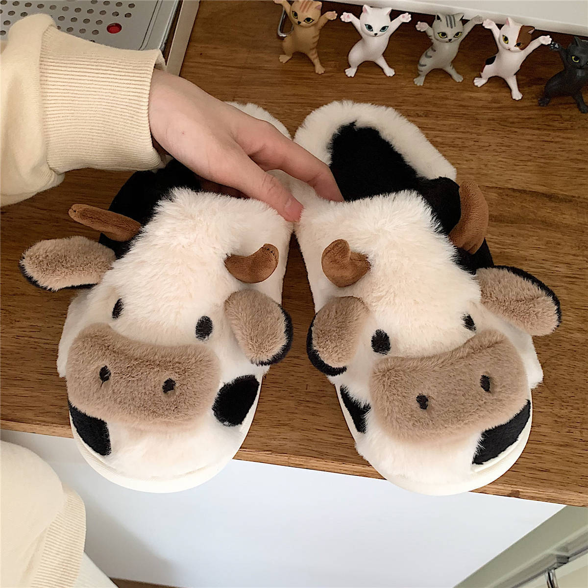 Cute Cow Animal Slipper For Women Girls Fashion Kawaii Soft Fluffy Winter Warm Slippers Woman Cartoon Milk Cow House Slippers Funny Shoes SAM71