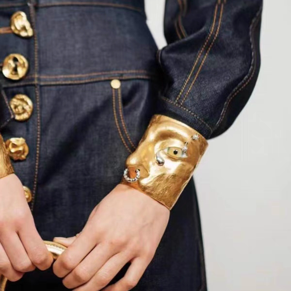 exaggerated aesthetics, facial features, three-dimensional nose, eyes, bracelet, attention-grab SAM103