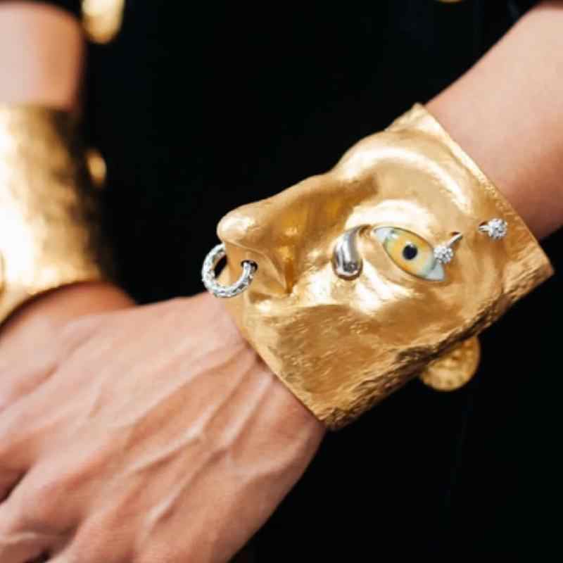 exaggerated aesthetics, facial features, three-dimensional nose, eyes, bracelet, attention-grab SAM103