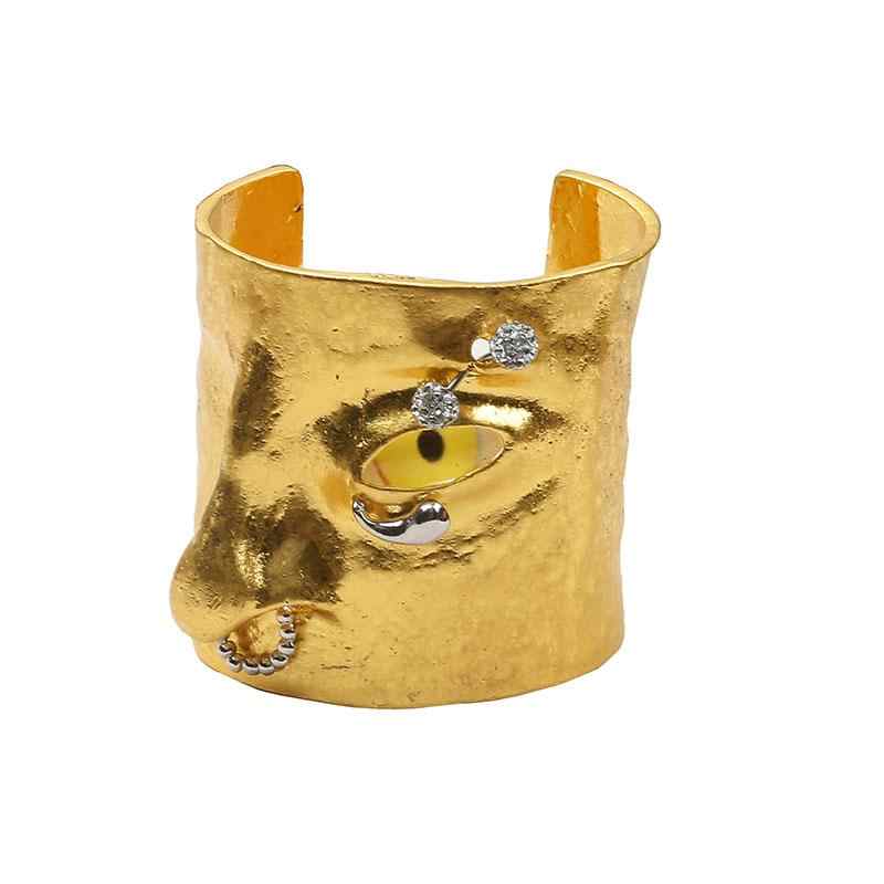 exaggerated aesthetics, facial features, three-dimensional nose, eyes, bracelet, attention-grab SAM103